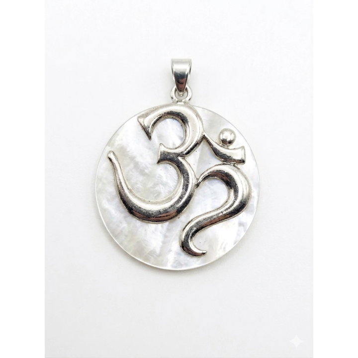 Pendentif Om en Nacre Blanche et Argent 925 - Bijou Spirituel