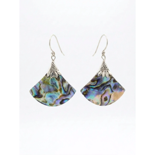 Des boucles d’oreilles en abalone aux reflets irisés, symbole d’harmonie, de féminité et de protection