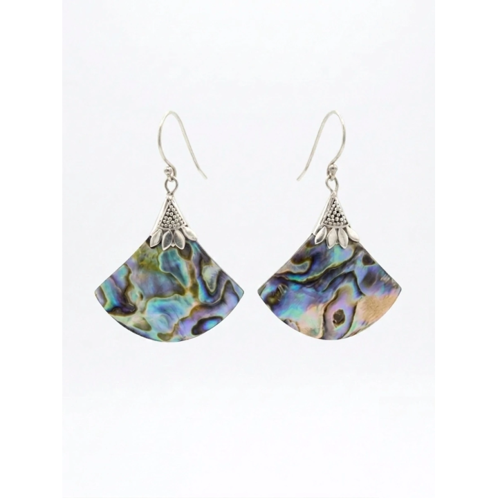 Des boucles d’oreilles en abalone aux reflets irisés, symbole d’harmonie, de féminité et de protection