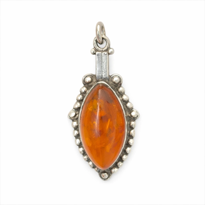 Pendentif Ambre et Argent Massif – Élégance Naturelle et Énergie Solaire