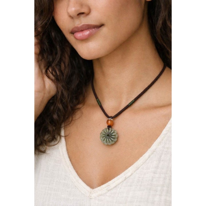Pendentif Fleur de Jade – Harmonie & Élégance Naturelle