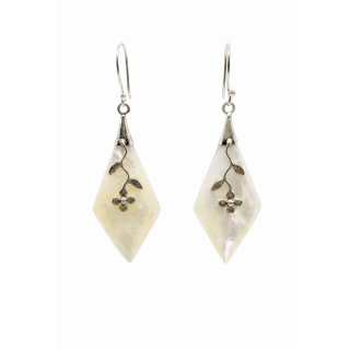 Boucles d’Oreilles en Nacre et Argent – Élégance Florale Artisanale