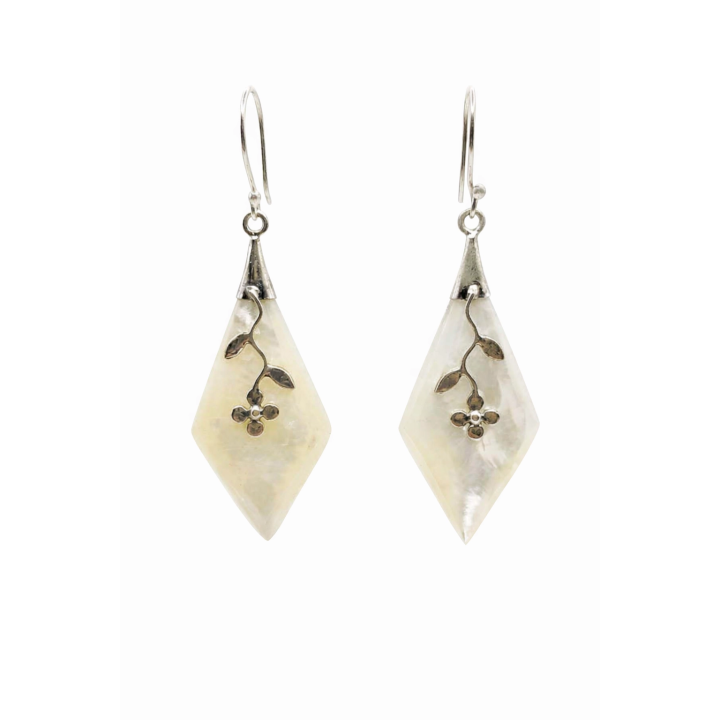 Boucles d’Oreilles en Nacre et Argent – Élégance Florale Artisanale