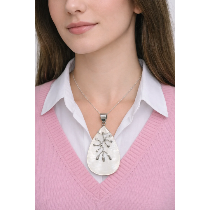 Pendentif en nacre naturelle et argent massif – Élégance lumineuse & symbolique végétale