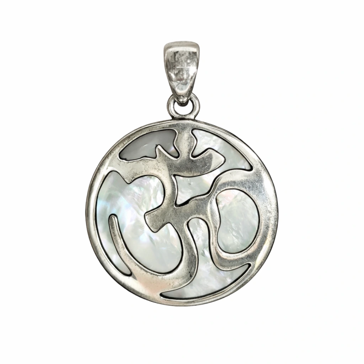 Pendentif Om en nacre et argent 925 – Bijou spirituel, protection & harmonie
